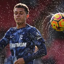 El delantero galés del Tottenham Hotspur, Brennan Johnson, calienta antes del partido de fútbol de la Premier League inglesa entre Crystal Palace y Tottenham Hotspur en Selhurst Park en el sur de Londres. | Foto:HENRY NICHOLLS / AFP