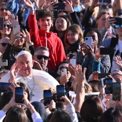 El papa Francisco saluda a la multitud desde el papamóvil a su llegada a la audiencia general semanal en la Plaza de San Pedro en el Vaticano. | Foto:Andreas Solaro / AFP)