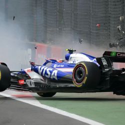 El piloto japonés de RB, Yuki Tsunoda, se estrella contra el muro en la primera vuelta del Gran Premio de la Ciudad de México en el autódromo Hermanos Rodríguez, en la Ciudad de México. | Foto:YURI CORTEZ / AFP