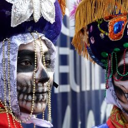 Imagen de jóvenes caracterizados como catrines participando en la Mega Procesión de las Catrinas 2024, en la Ciudad de México, capital de México. | Foto:Xinhua/Carolina Endara