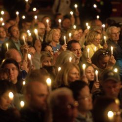Imagen de una vigilia con velas encendidas llevándose a cabo en duelo por las víctimas del tiroteo de Lewiston, en Lewiston, Maine, Estados Unidos. Se conmemoró el primer aniversario del tiroteo masivo en Lewiston en 2023 dónde 18 personas murieron y 13 resultaron heridas. | Foto:Xinhua/Ziyu Julian Zhu
