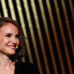 La actriz estadounidense-israelí Natalie Portman llega para entregar el premio Balón de Oro Femenino durante la ceremonia de entrega del Balón de Oro 2024 de Francia en el Teatro du Chatelet en París. | Foto:FRANCK FIFE / AFP