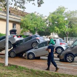 Los residentes caminan cerca de autos amontonados luego de las inundaciones en Picanya, cerca de Valencia, este de España. Las inundaciones provocadas por las lluvias torrenciales en la región de Valencia, en el este de España, dejaron 51 personas muertas, dijeron los servicios de rescate. | Foto:Jose Jordan / AFP