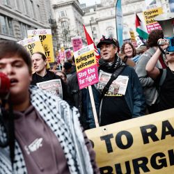 Manifestantes se reúnen con carteles en una marcha organizada por Stand Up To Racism, una contraprotesta a la que están llevando a cabo los partidarios del notorio agitador antimusulmán británico Stephen Yaxley-Lennon, también conocido como Tommy Robinson, en el centro de Londres. | Foto:BENJAMIN CREMEL / AFP