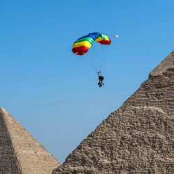 Un paracaidista desciende sobre el complejo de pirámides durante la séptima edición del Festival Internacional de Paracaidismo de Egipto "Salta como un faraón", en la meseta de Giza, cerca de El Cairo. | Foto:Khaled Desouki / AFP