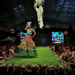 Una modelo presenta una creación de la diseñadora colombiana Yesi Paola Balanta elaborada con elementos orgánicos durante el BioFashion Show en el marco de la cumbre COP16 en Cali, Colombia. BioFashion es una iniciativa ambiental que busca crear conciencia sobre la preservación y el manejo de los recursos naturales donde nuevos diseñadores desarrollan vestidos elaborados con plantas vivas, flores y elementos orgánicos. | Foto:Luis Acosta / AFP