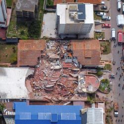 Vista aérea del Hotel Dubrovnik luego de su derrumbe en la localidad costera de Villa Gesell, provincia de Buenos Aires. | Foto:STRINGER / AFP