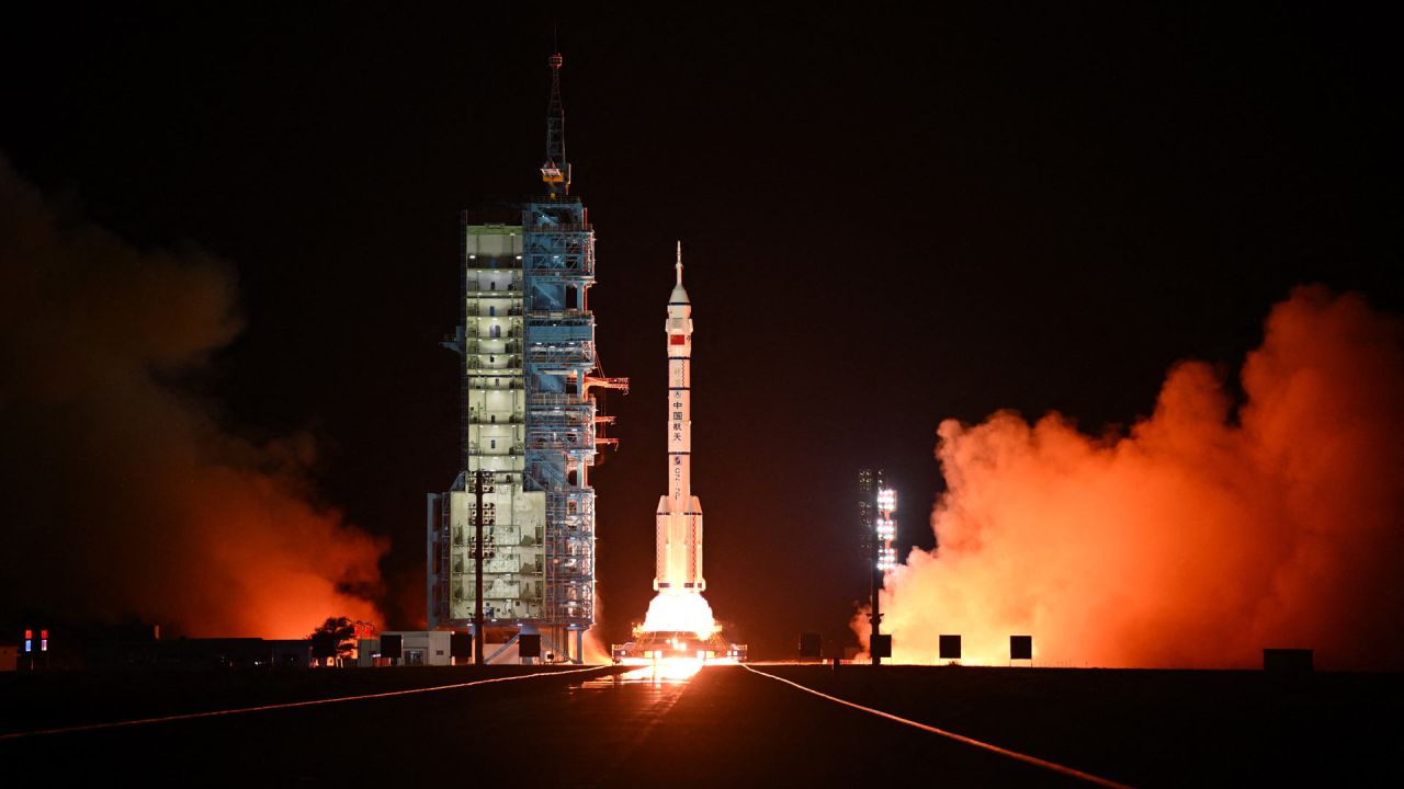 El cohete portador Long March-2F que transporta la nave espacial Shenzhou-19 y una tripulación de tres astronautas despega del Centro de Lanzamiento de Satélites de Jiuquan, en el desierto de Gobi, al noroeste de China. La misión de tres astronautas a la estación espacial Tiangong llevará a cabo experimentos con miras al ambicioso objetivo del programa espacial de colocar astronautas en la Luna en 2030, y eventualmente, construir una base lunar. | Foto:ADEK BERRY / AFP