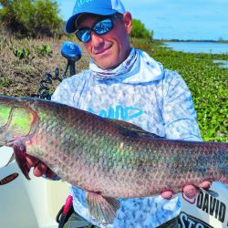El autor de la nota con los dos colores de tarariras: azul y negra. Ambos muy buenos ejemplares manipulados con bogagrip y un copo, pescadas con señuelos de paleta.