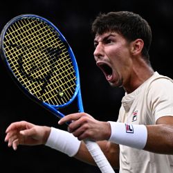 El australiano Alexei Popyrin celebra después de un punto mientras juega contra el ruso Daniil Medvedev durante su partido individual masculino en el tercer día del torneo de tenis ATP Masters 1000 de París en el Accor Arena - Palais Omnisports de Paris-Bercy - en París. | Foto:JULIEN DE ROSA / AFP