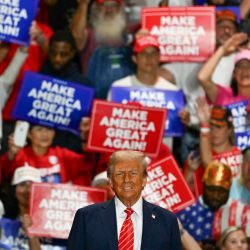 El expresidente estadounidense y candidato presidencial republicano para 2024, Donald Trump, llega para hablar en un mitin de campaña en el Rocky Mount Event Center en Rocky Mount, Carolina del Norte. | Foto:Chandan Khanna / AFP