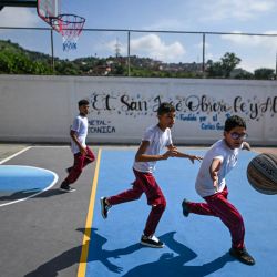 Estudiantes juegan al basquet en una cancha de la escuela Fe y Alegría en el barrio Antimano en Caracas. La enseñanza se ha convertido en un desafío en Venezuela, donde tres millones de niños han abandonado la escuela debido a las deficiencias de un sistema educativo socavado por la crisis económica, con escasez de docentes e infraestructuras deterioradas o poco equipadas. | Foto:JUAN BARRETO / AFP