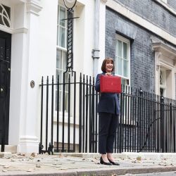La ministra de Hacienda británica, Rachel Reeves, posa con la caja roja del presupuesto al salir del número 11 de Downing Street, en el centro de Londres, para presentar el presupuesto anual de otoño del gobierno al Parlamento. | Foto:Adrian Dennis / AFP