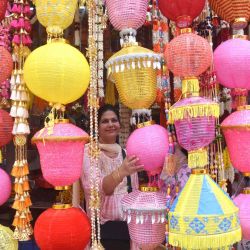 Personas realizan compras previo al Festival Diwali, el festival hindú de las luces, en Bengaluru, India. | Foto:Xinhua/Str