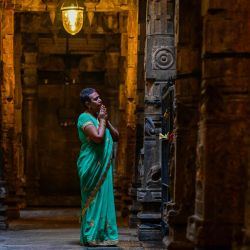 Un devoto reza durante el 'Diwali', el festival hindú de las luces, en un templo de Colombo, Sri Lanka. | Foto:ISHARA S. KODIKARA / AFP