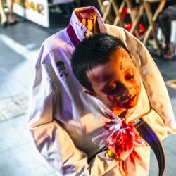Un niño disfrazado celebra Halloween en Khao San Road, Bangkok, Tailandia. | Foto:Chanakarn Laosarakham / AFP