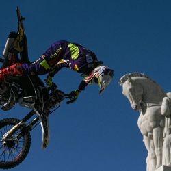 Un piloto de motocross free style compite frente a la estación central de trenes de Milán, durante un evento benéfico para recaudar fondos para el Instituto Giannina Gaslini, uno de los hospitales pediátricos más importantes de Italia. | Foto:GABRIEL BOUYS / AFP