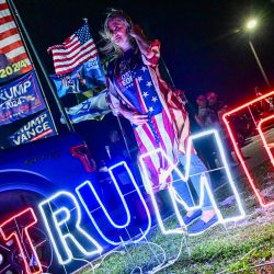 Una mujer viste una chaqueta con la bandera de Estados Unidos mientras los partidarios del expresidente estadounidense y candidato presidencial republicano Donald Trump se reúnen para mostrar su apoyo cerca de su residencia en Mar-a-Lago en West Palm Beach, Florida. | Foto:Giorgio Viera / AFP