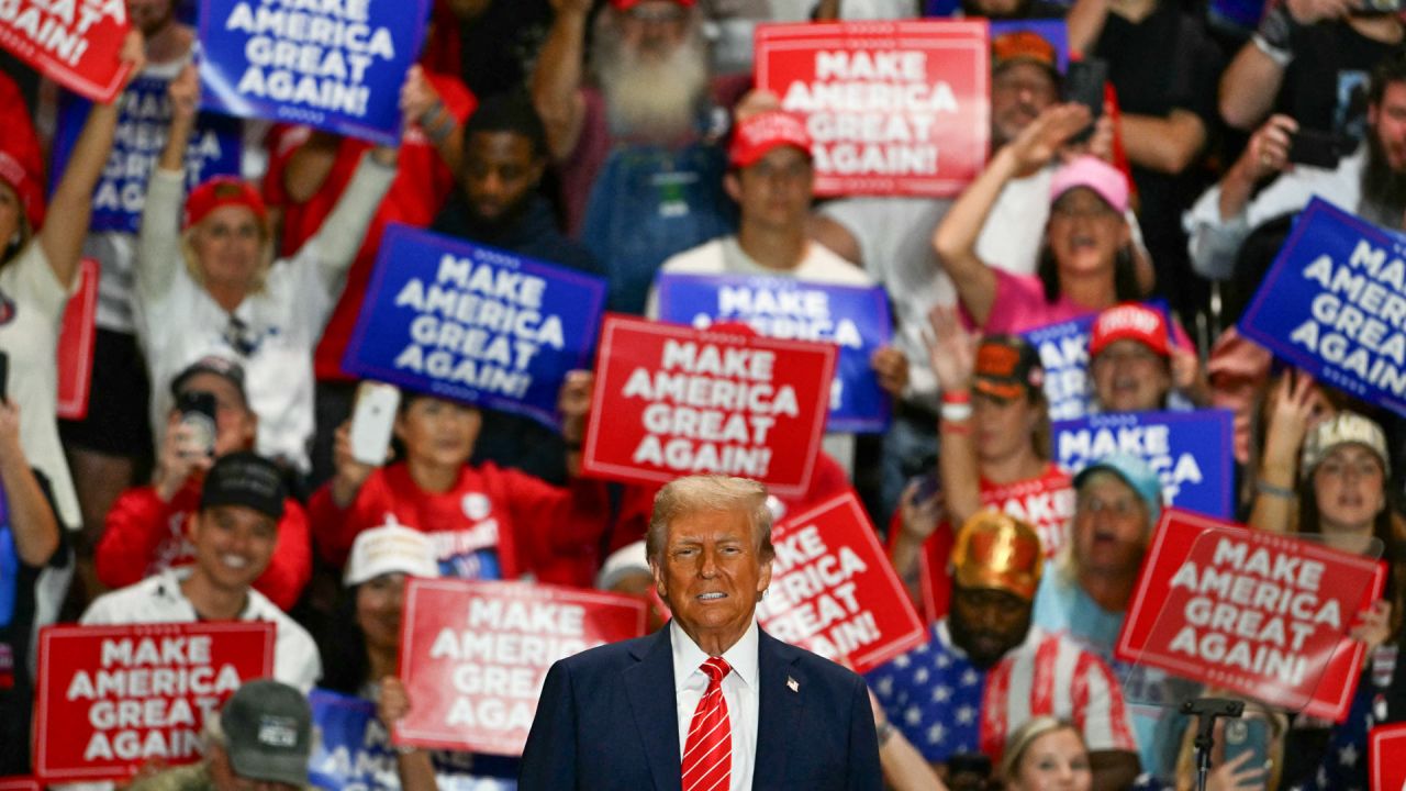 El expresidente estadounidense y candidato presidencial republicano para 2024, Donald Trump, llega para hablar en un mitin de campaña en el Rocky Mount Event Center en Rocky Mount, Carolina del Norte. | Foto:Chandan Khanna / AFP