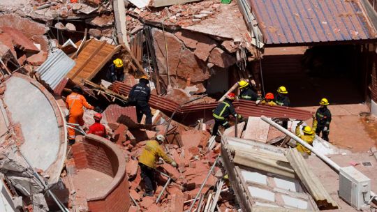 Bomberos cordobeses se suman a la búsqueda de desaparecidos tras el derrumbe del hotel en Villa Gesell