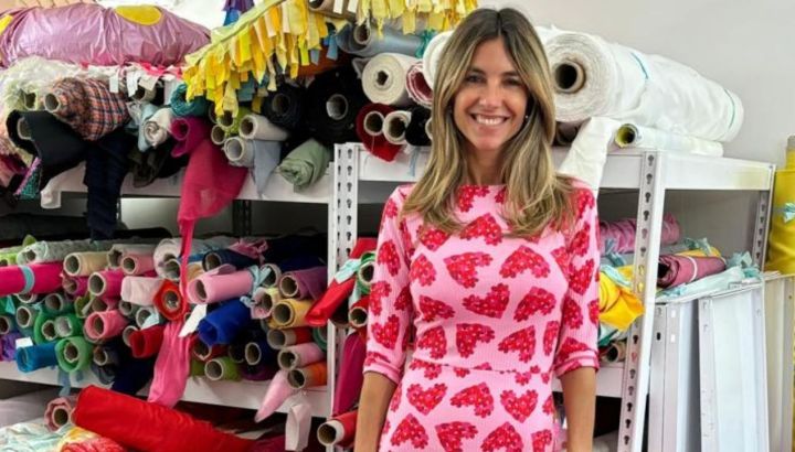 María Belén Ludueña visitó el exclusivo local de la diseñadora Agatha Ruiz de la Prada y lució un llamativo look