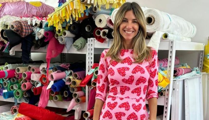 María Belén Ludueña visitó el exclusivo local de la diseñadora Agatha Ruiz de la Prada y lució un llamativo look