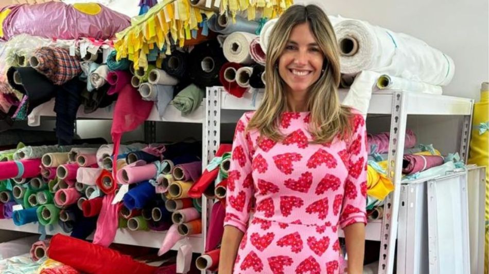 María Belén Ludueña visitó el exclusivo local de la diseñadora Agatha Ruiz de la Prada y lució un llamativo look