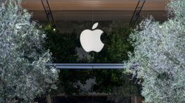 Apple Stores Ahead Of Earnings Figures