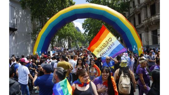 Cambio de época: sin apoyo gubernamental se hace la primera marcha del orgullo LGBTIQ+