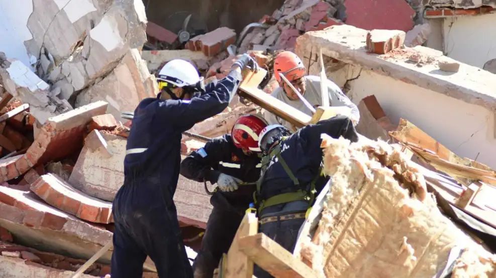 Los bomberos buscan aún 6 desaparecidos entre los escombros.