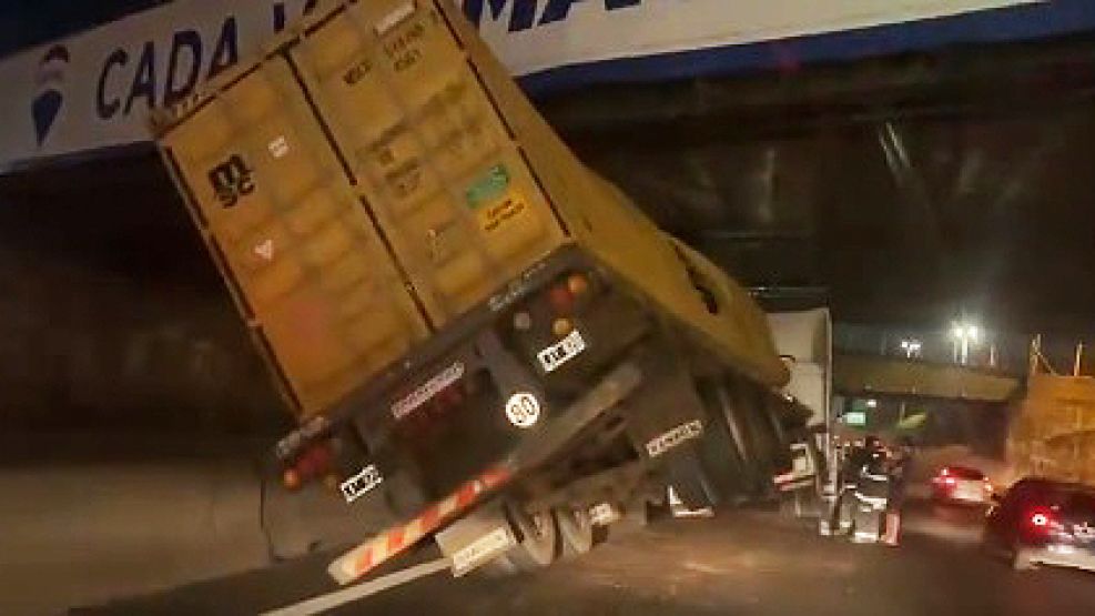 Un camión se estrelló contra un puente en la General Paz.