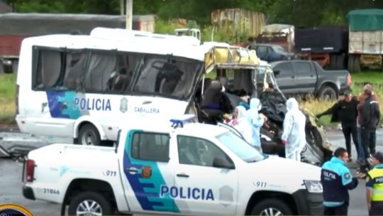 Trágico accidente: una combi de la Bonaerense chocó contra un camión cisterna y murieron cuatro policías