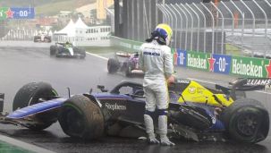 Colapinto se baja de su auto destrozado en Interlagos Por primera vez su aventura en la Frmula 1 fue triste