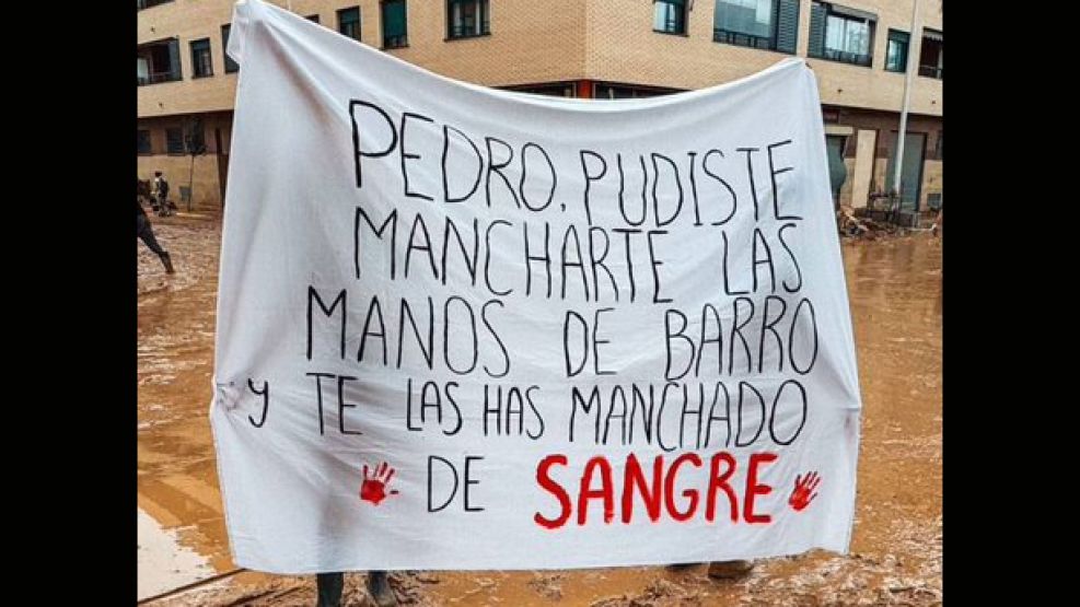 La bandera a Sánchez lo dice todo: las víctimas de DANA no perdonan no haber sido avisados de la tormenta. 