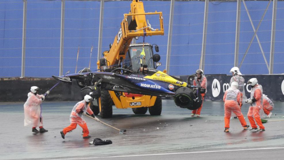 La grúa retira el auto, seriamente dañado, de Colapinto en la Q1 en Interlagos.