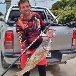 El lapridense Matías Rinaldi con una corvina de 5.200 kilos se adjudicó $ 5.000.000 en las playas de Reta (Foto Omar Calafate).