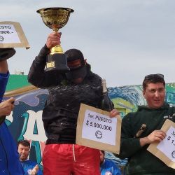 El lapridense Matías Rinaldi con una corvina de 5.200 kilos se adjudicó $ 5.000.000. (Foto: Omar Calafate).