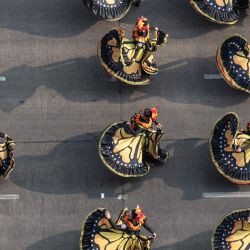 Bailarines participan en el Gran Desfile para conmemorar el Día de Muertos en la Ciudad de México. | Foto:YURI CORTEZ / AFP