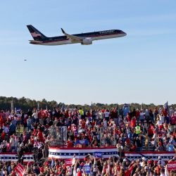 El avión que transporta al expresidente estadounidense y candidato presidencial republicano Donald Trump realiza un vuelo de aproximación antes de aterrizar en un mitin de campaña en Kinston, Carolina del Norte. | Foto:Ryan M. Kelly / AFP