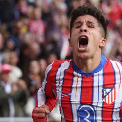 El delantero argentino del Atlético de Madrid, Giuliano Simeone, celebra el primer gol durante el partido de fútbol de la liga española entre el Club Atlético de Madrid y la UD Las Palmas en el estadio Metropolitano de Madrid. | Foto:Pierre-Philippe Marcou / AFP