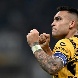 El delantero argentino del Inter de Milán, Lautaro Martínez, celebra el primer gol de su equipo durante el partido de fútbol de la Serie A italiana entre el Inter de Milán y el Venezia FC en el estadio San Siro en Milán. | Foto:GABRIEL BOUYS / AFP