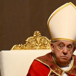 El Papa Francisco preside una misa en memoria de los cardenales y obispos fallecidos durante el año en la basílica de San Pedro en el Vaticano. | Foto:ALBERTO PIZZOLI / AFP
