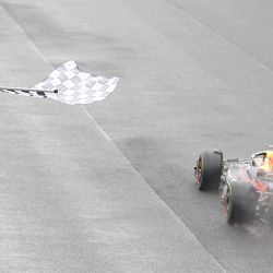 El surfista brasileño Gabriel Medina saluda al piloto holandés Max Verstappen de Red Bull Racing después de ganar el Gran Premio de Fórmula Uno de Sao Paulo, en el autódromo José Carlos Pace, también conocido como Interlagos, en Sao Paulo, Brasil. | Foto:Sebastiao Moreira / POOL / AFP