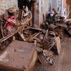 La gente limpia el barro y los escombros de las casas en Massanassa, en la región de Valencia, este de España, tras las devastadoras inundaciones. España desplegará 10.000 soldados y policías más en la región oriental de Valencia devastada por las inundaciones que han matado a 211 personas, dijo el presidente del Gobierno, Pedro Sánchez. | Foto:Jose Jordan / AFP