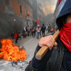 La gente protesta contra la ampliación de los cortes de energía a 14 horas diarias, la medida más restrictiva tomada por el gobierno para enfrentar la peor sequía en 60 años, en Quito, Ecuador. | Foto:RODRIGO BUENDIA / AFP