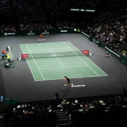 Los espectadores asisten a la final individual masculina entre el alemán Alexander Zverev y el francés Ugo Humbert, en el séptimo día del torneo de tenis ATP Masters 1000 de París, en el Accor Arena - Palais Omnisports de Paris-Bercy - en París. | Foto:DIMITAR DILKOFF / AFP