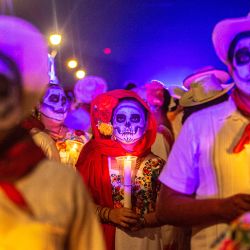 Personas con las caras pintadas y vestidas con ropa regional mesrizo participan en una procesión como parte de las celebraciones por el Día de Muertos en Mérida, estado de Yucatán, México. | Foto:HUGO BORGES / AFP