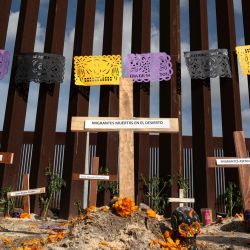 Vista de un altar colocado en el muro fronterizo entre México y Estados Unidos por miembros de la Coalición Pro Migrante durante las celebraciones del Día de los Muertos en Tijuana, estado de Baja California, México. El altar fue colocado para honrar a los migrantes que perdieron la vida en su viaje a los Estados Unidos. | Foto:Guillermo Arias / AFP