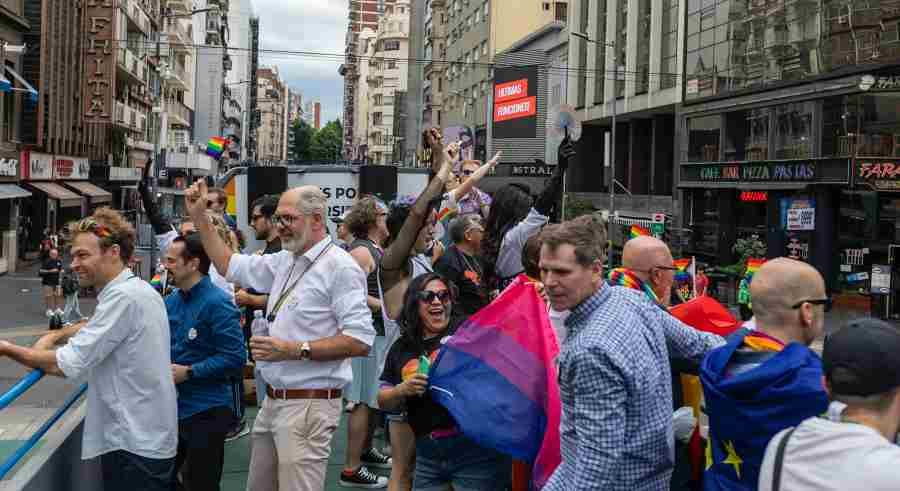 Marcha del Orgullo 2024. Embajadores extranjeros en el Pride Bus, en Buenos Aires.