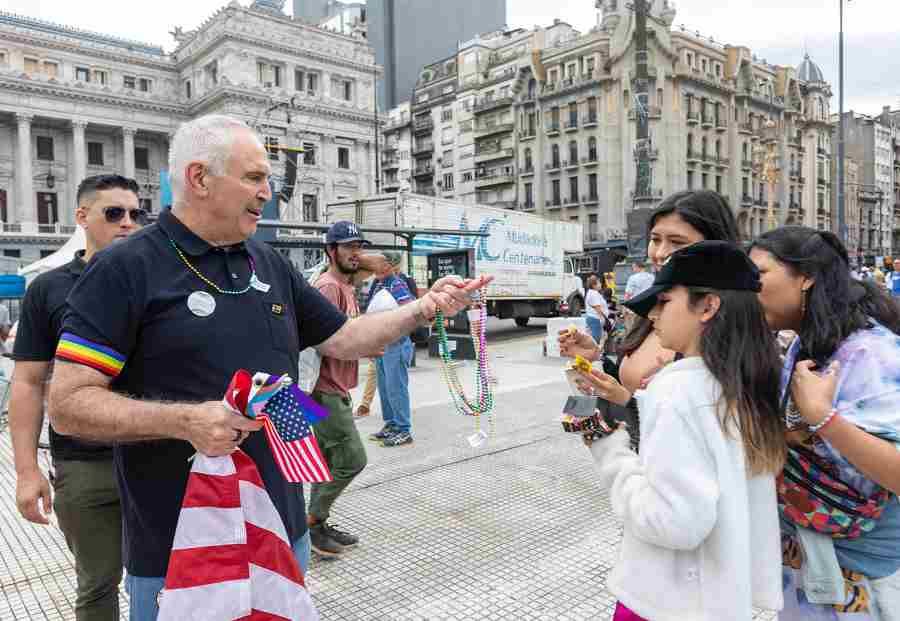 Marcha del Orgullo 2024.El embajador Marc Stanley regala collares de la diversidad.